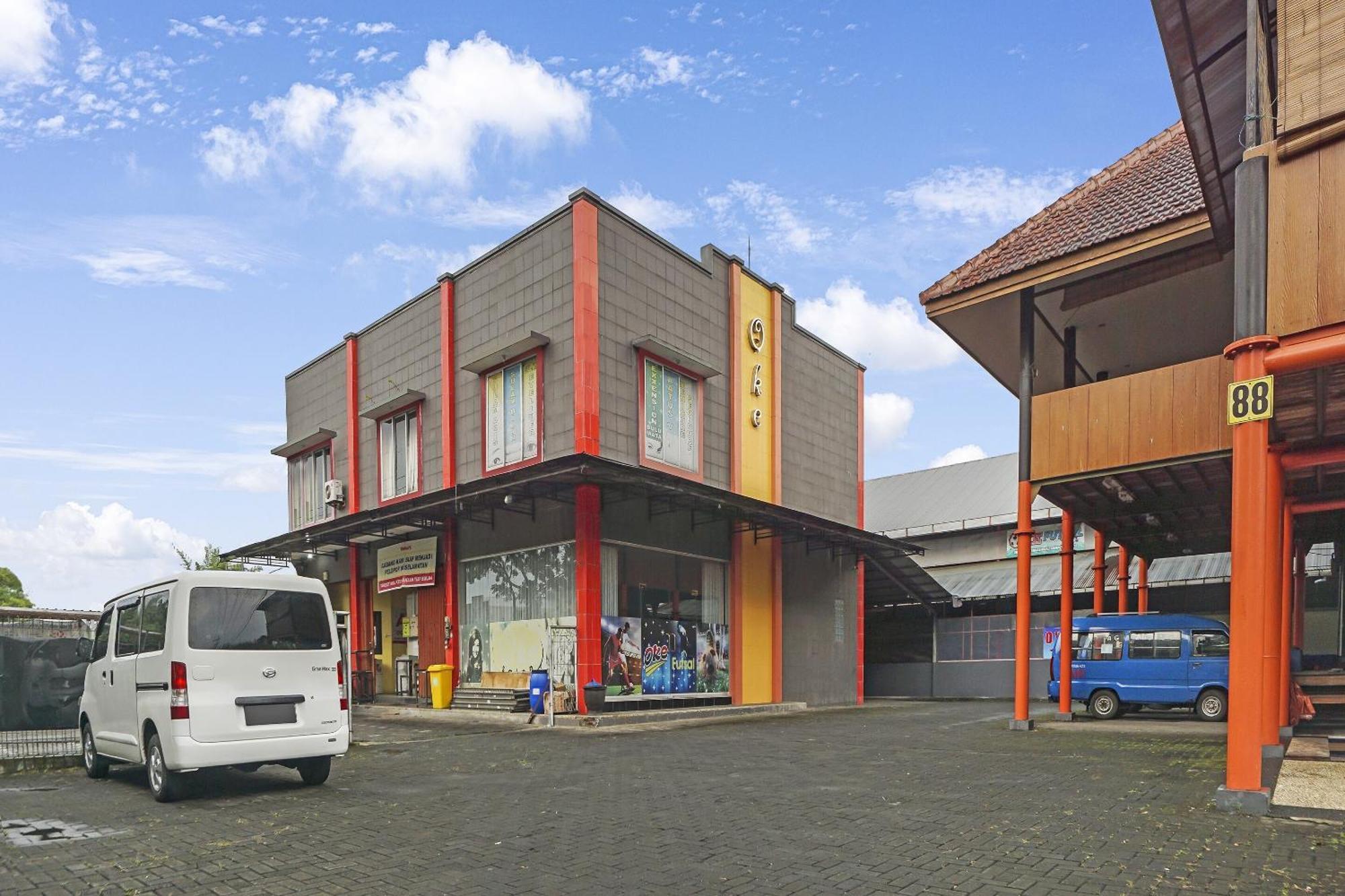 Oyo 91084 Oke Guest House Malang Bagian luar foto