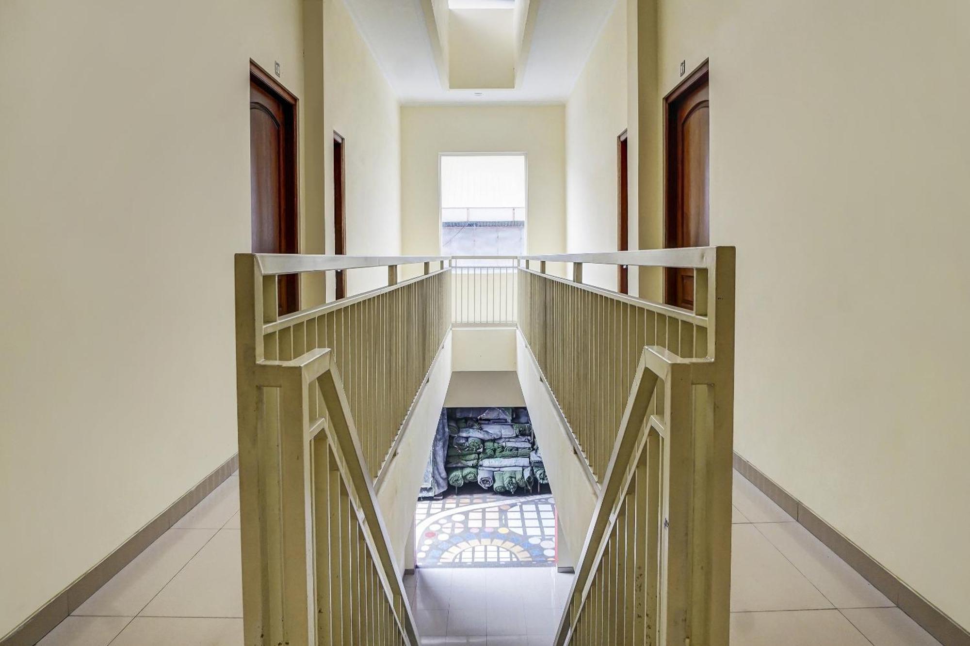 Oyo 91084 Oke Guest House Malang Bagian luar foto